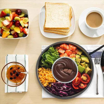 appareil fondue au chocolat sur table avec aliments