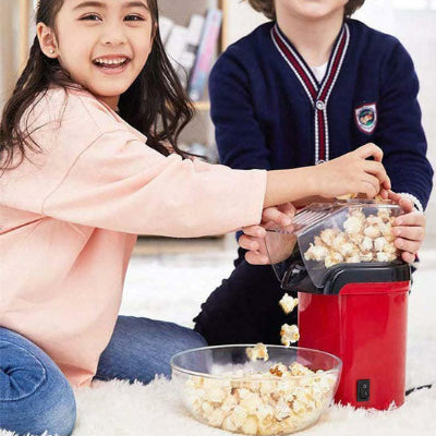 enfants souriants utilisants machine a pop-corn