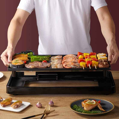 homme utilise grill electrique plancha
