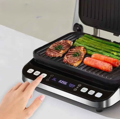 machine a panini avec aliments sur grill