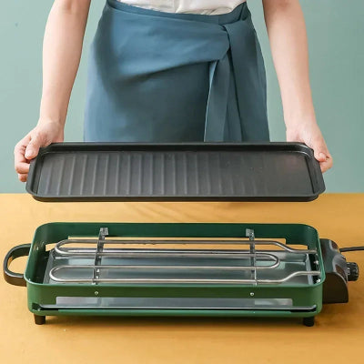 personne montrant plaque sur grill plancha electrique