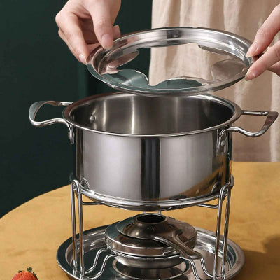 personne souleve couvercle appareil a fondue