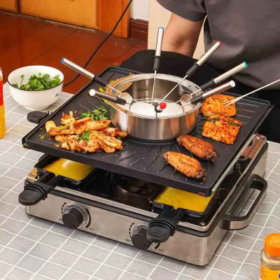 appareil a raclette 8 personnes sur table garnie nourriture