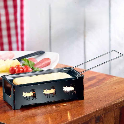 appareil a raclette sur table avec fromage