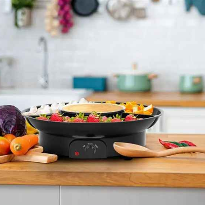 appareil fondue au chocolat sur comptoir avec aliments