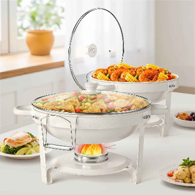 deux chafing dish garnis nourriture sur table