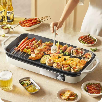 femme prepare nourriture sur plancha electrique grill