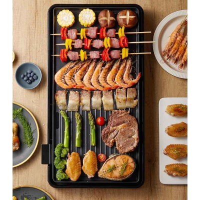 grill electrique plancha sur table garnie nourriture