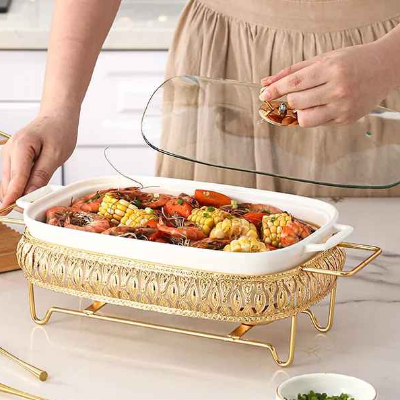 personne souleve couvercle chauffe plat