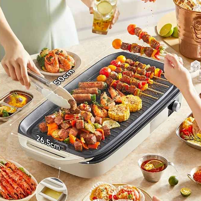 personnes prepare nourriture sur plancha electrique grill