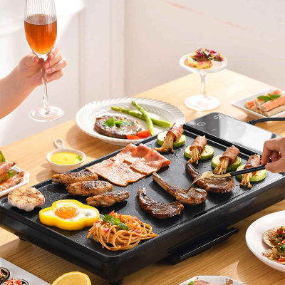 plancha elctrique sur table garnie aliments