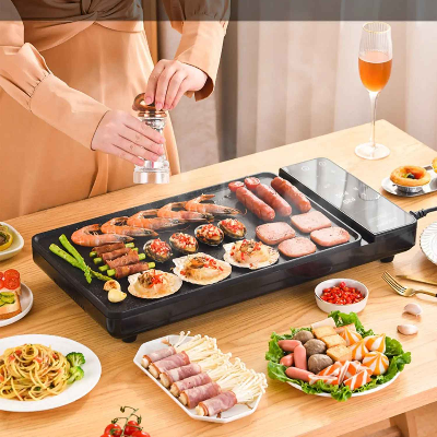 plancha elctrique sur table garnie nourriture