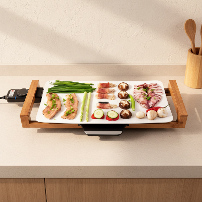 plancha electrique blanche garnie aliments