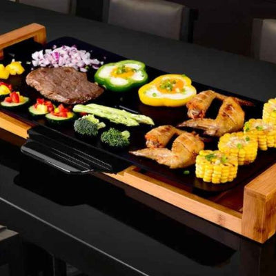 plancha electrique noire sur table noire