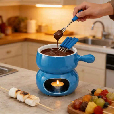 service fondue bleu sur comptoir avec fruits