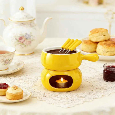 service fondue jaune sur table avec nourriture